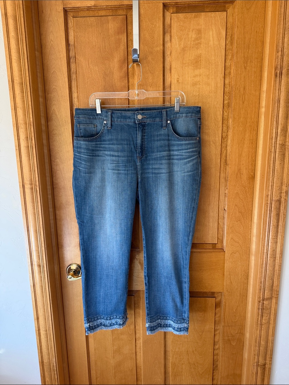 Chico's Blue Cropped Jeans with Embroidered Hem
Chicos size 2.5/14